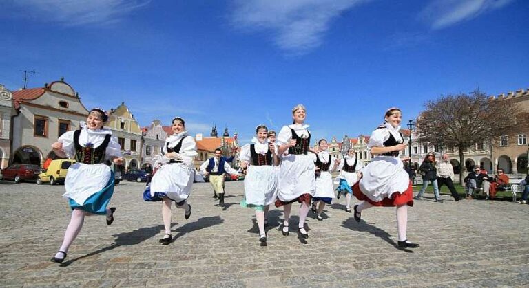 Nenechte si ujít: 10 fascinujících Českých lidových tradic a svátků, které musíte zažít!