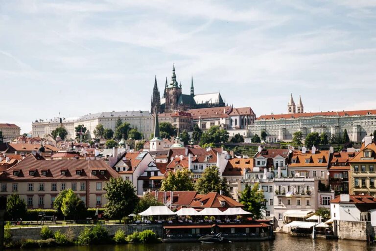 9 wskazówek na tanie podróże po Pradze w 2025