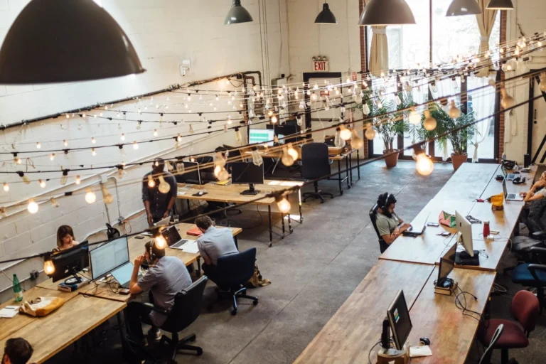 Digitální Nomádi v Praze: Najděte Perfektní Coworking a Kavárny!