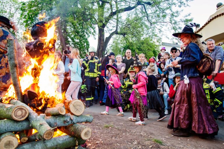 Niezwykłe tradycje ludowe i święta w Czechach: przewodnik po celebracjach