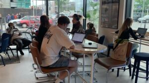 Odkryj najlepsze coworkingi dla cyfrowych nomadów w Pradze!