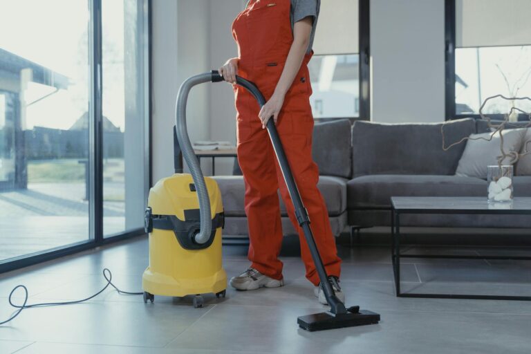 Kolik stojí úklid bytu v Praze? Kompletní průvodce cenami a službami